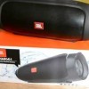 Тихо игрет колонка JBL. 